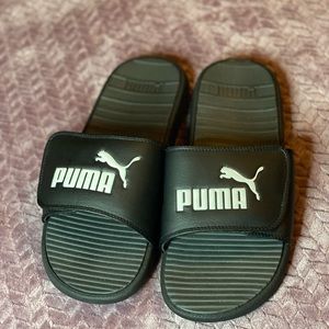 NWOT UNISEX PUMA SLIDES
